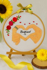 Thus design showing hand- heart best friend gesture with floral details.